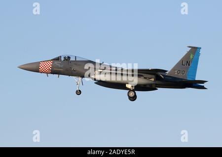 "Il re', un appositamente contrassegnati 493rd Fighter Squadron F-15C Eagle Landing a RAF Lakenheath. Il velivolo mostra marcature da un tempo di guerra P-47. Foto Stock