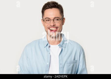 Divertente ridere elegante uomo in bicchieri in posa a photo studio Foto Stock