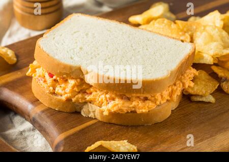 In casa PImento panino al formaggio, con patate fritte Foto Stock