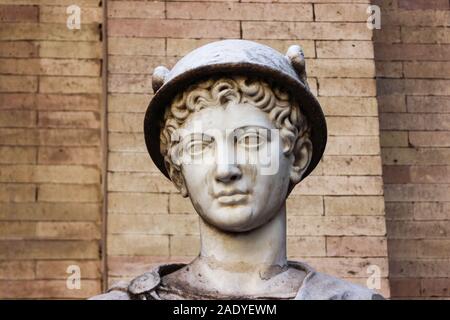 La scultura in marmo di Hermes - il messaggero degli dèi - nello Stato della Città del Vaticano Foto Stock