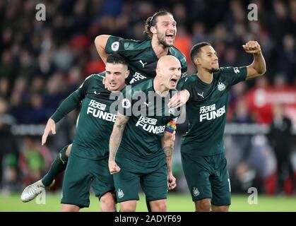 Newcastle United Shelvey Jonjo punteggio celebra il suo lato il secondo obiettivo del gioco durante il match di Premier League a Bramall Lane, Sheffield. Foto Stock