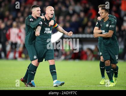 Newcastle United Shelvey Jonjo punteggio celebra il suo lato il secondo obiettivo del gioco durante il match di Premier League a Bramall Lane, Sheffield. Foto Stock