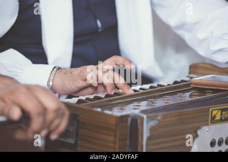 Indian sikh rituali tradizionali strumenti musicali Foto Stock