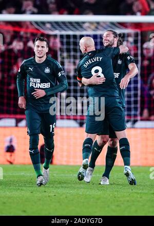 Bramall Lane, Sheffield, Yorkshire, Regno Unito. 5 Dic, 2019. English Premier League Football, Sheffield Regno contro il Newcastle United; Jonjo Shelvey di Newcastle United festeggia con Andy Carroll di Newcastle United dopo egli punteggi al settantesimo minuto per renderlo 0-2 - rigorosamente solo uso editoriale. Nessun uso non autorizzato di audio, video, dati, calendari, club/campionato loghi o 'live' servizi. Online in corrispondenza uso limitato a 120 immagini, nessun video emulazione. Nessun uso in scommesse, giochi o un singolo giocatore/club/league pubblicazioni Credito: Azione Sport Plus/Alamy Live News Foto Stock