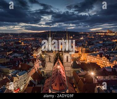 Praga, Repubblica Ceca - Aerial drone vista del famoso illuminato la Chiesa di Nostra Signora di Tyn con il mercato di Natale, Old Town Hall & Old Town Foto Stock