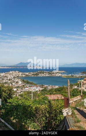 Il golfo di Pozzuoli, paesaggio con il Vesuvio sullo sfondo, Napoli, Campania, Italia, UE Foto Stock