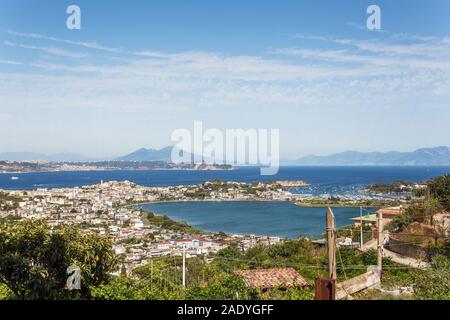 Il golfo di Pozzuoli, paesaggio con il Vesuvio sullo sfondo, Napoli, Campania, Italia, UE Foto Stock