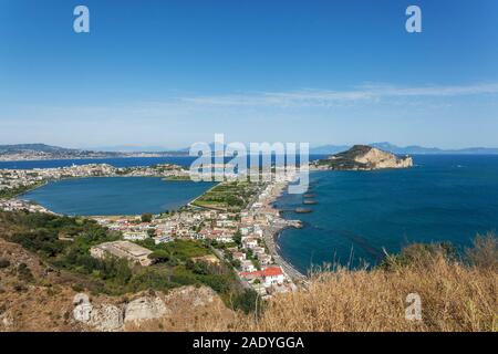 Capo Miseno Promonory con il lago di Miseno, Golfo di Pozzuoli, Napoli, Campania, Italia, UE Foto Stock