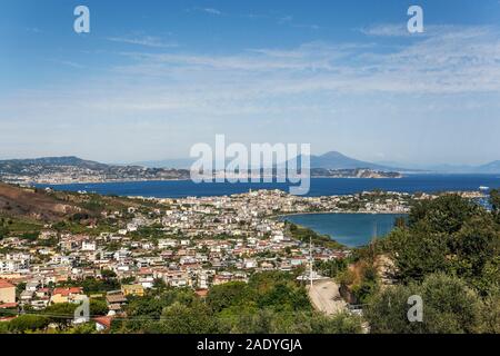 Il golfo di Pozzuoli, paesaggio con il Vesuvio sullo sfondo, Napoli, Campania, Italia, UE Foto Stock