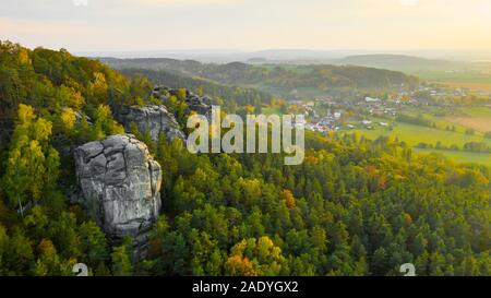 Il Paradiso Boemo. Roccia Arenaria del gruppo di formazione a Cesky raj al tramonto Foto Stock