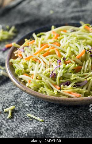 Materie organiche Broccoli trinciato Slaw pronto a mangiare Foto Stock