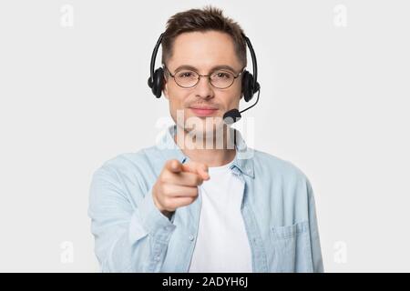 Sorridente uomo europeo in bicchieri di indossare la cuffia con microfono. Foto Stock