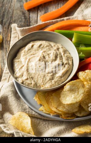 In casa Carmelized Onion Dip con patatine e verdure Foto Stock