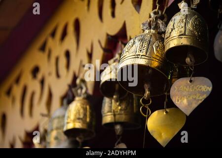 Piccolo cuore campane appesa a un tempio a Chiang Mai in Thailandia Foto Stock