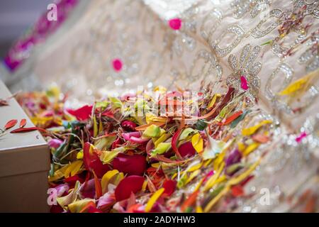 La religione sikh indiana tradizionale cerimonia rituale, elementi casella di donazione, mani fiori close up Foto Stock