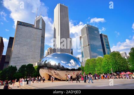 Chicago, Illinois, Stati Uniti d'America. I turisti e gli edifici a partire da un segmento dello skyline della città circondano il Cloud Gate (noto anche come il fagiolo e il fagiolo). Foto Stock