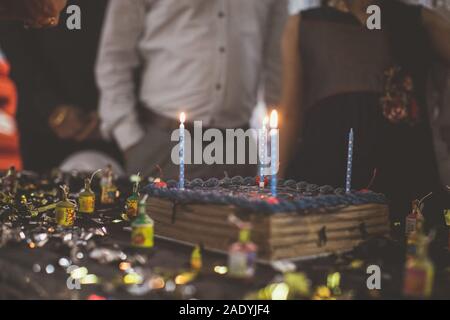 Torta di compleanno e candele close up Foto Stock