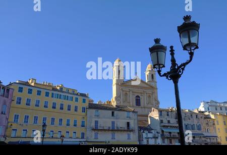 Vista di St Jean Baptiste cattedrale nel vecchio porto di Bastia ,la seconda più grande città della Corsica e punto di ingresso principale per l'isola Foto Stock