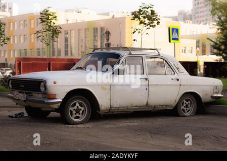 Vecchia auto sovietica. Mark-Volga. Un arrugginito macchina parcheggiata su una superficie piana delle ruote. Foto Stock