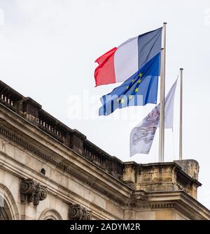 Una foto della bandiera francese sull' ingresso di Bordeaux municipio della città. Foto Stock