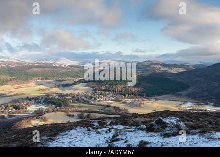 Una vista di Braemar da Morrone su un gelido inverno mattina mostra il Villaggio circondato dalle montagne del Parco Nazionale di Cairngorms Foto Stock
