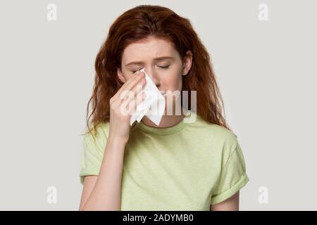 Premuto millenaria i capelli rossi donna che piange. Foto Stock