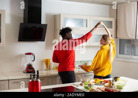 Vita di coppia felice dancing in cucina Foto Stock