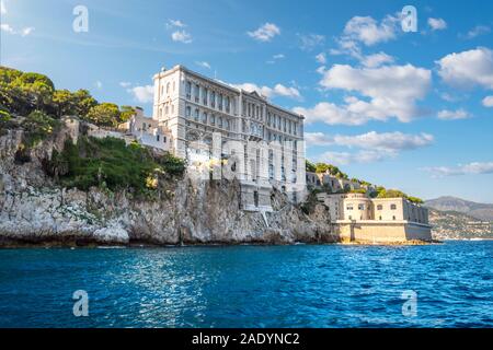 Vista dal mare del Monaco Aquarium Museo Oceanografico di scienze marine nel Monaco-Ville, Monaco. Foto Stock