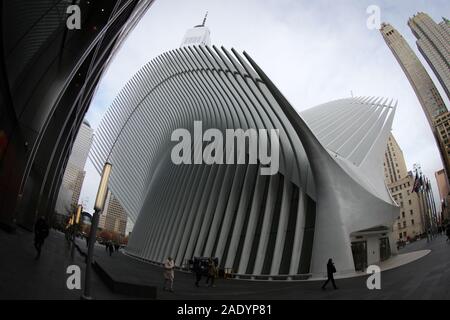 New York City, NY - Novermber 19, 2019: persone non identificate a piedi dal centro commerciale Westfield entrata nel distretto finanziario di Manhattan New York Cit Foto Stock