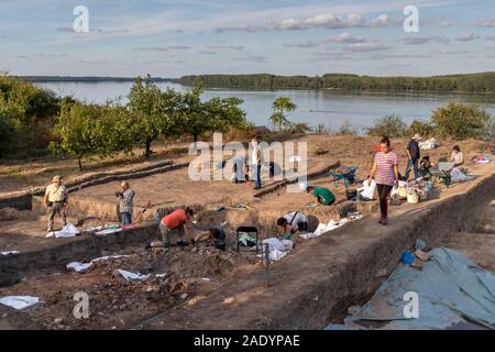 Vinča, Serbia, 27 settembre 2019: Archeologi che lavorano agli scavi archeologici Foto Stock