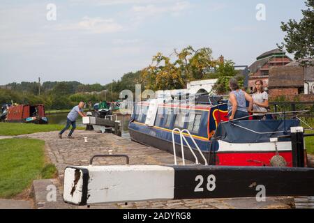 Il narrowboat del canale passa attraverso le chiuse di Stone Staffordshire sul canale Trent e Mersey Foto Stock