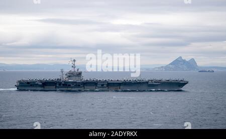 Stretto di Gibilterra , Stati Uniti. 05 dicembre, 2019. Gli Stati Uniti Nimitz Navy-class portaerei USS Harry Truman transita lo Stretto di Gibilterra il 5 dicembre 2019 nel Mare Mediterraneo. Credito: Scott Swofford/STATI UNITI Navy/Alamy Live News Foto Stock