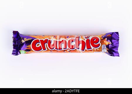 Un Cadburys Crunchie chocolate bar girato su uno sfondo bianco. Foto Stock