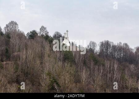 Vista delle Tre Croci dal ponte di osservazione a torre di Gediminas in un giorno nuvoloso. Vilnius. La lituania Foto Stock