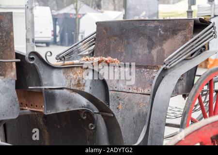 La cottura della carne su una griglia di grandi dimensioni nel bel mezzo della vacanza san Casimiro giusto. Vilnius. La lituania Foto Stock