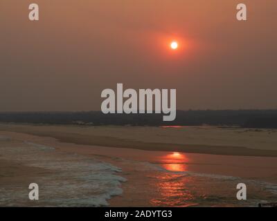 Fumo foschia al tramonto sulla spiaggia, Erie, minaccioso e bello, rosa e arancione brillante, Australia Foto Stock