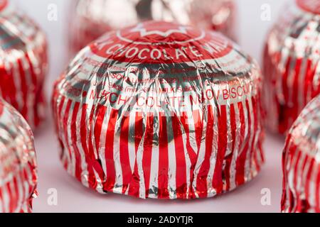 Un certo numero di Tunnock il cioccolato al latte torte tè shot su uno sfondo bianco. Foto Stock