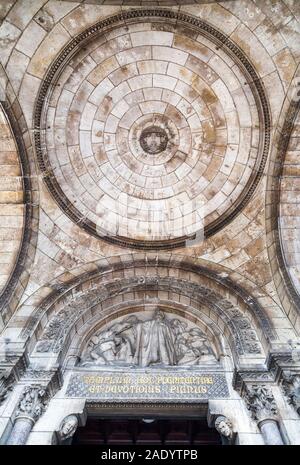 Bassorilievi e vault oltre all ingresso della Basilica del Sacro Cuore di Parigi. Francia Foto Stock