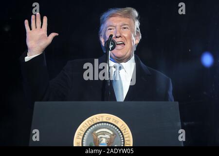 Presidente Donald Trump unite da first lady Melania Trump parla durante la 97nazionali annuali per albero di Natale cerimonia di illuminazione a ellisse nel Presidente del parco vicino alla Casa Bianca a Washington il 5 dicembre 2019. (Foto di Oliver Contreras/SIPA USA) Foto Stock