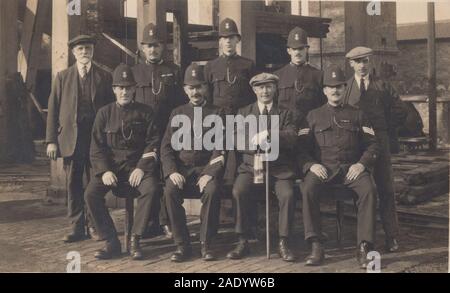 Cartolina fotografica d'epoca dei primi del XX secolo con un gruppo di poliziotti e minatori. Foto Stock