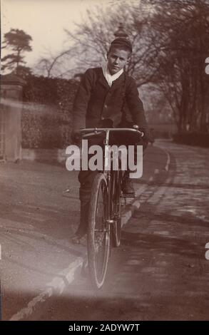 Edwardian British Fotografia che mostra un ragazzo scuola in sella alla sua bicicletta Foto Stock