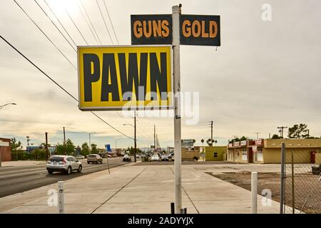 Pegno di pistola e oro shop on 16th Street Phoenix in Arizona. Stati Uniti d'America. Foto Stock