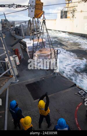191013-N-BM428-0070 NORD OCEANO ATLANTICO (ott. 13, 2019) di Boatswain Mate 2a classe Jose Palomares dirige il trasferimento di carico al Arleigh Burke-class guidato-missile destroyer USS Donald Cook (DDG 75) da Lewis e Clark-clas secco nave cargo USNS William McLean (T-AKE 12) durante un rifornimento in corso, Ott. 13 ,2019. Donald Cook, distribuito a Rota, Spagna, è il suo nono patrol NEGLI STATI UNITI Sesta flotta area di operazioni a sostegno degli Stati Uniti per gli interessi di sicurezza nazionali in Europa e in Africa. (U.S. Foto di Marina di Massa lo specialista di comunicazione di terza classe Damon Grosvenor/rilasciato) Foto Stock