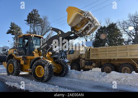 New York Esercito Nazionale soldati di guardia dall'ingegnere 1156th azienda aiutare gli equipaggi in Schenectady, N.Y. pulizia dopo una grande tempesta di neve che ha colpito la regione sul 1 Dic e 2 su dicembre 3, 2019. Il governatore di New York Andrew M. Cuomo chiamato fuori fino a 300 New York La Guardia Nazionale di soldati e aviatori per assistere nella scia della tempesta. (U.S. Air National Guard foto di Senior Master Sgt. William Gizara) Foto Stock