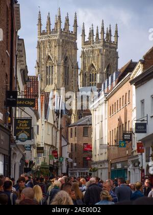 York Minster da bassa Petergate Foto Stock