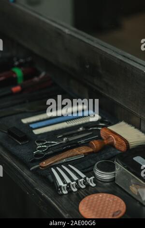 L'immagine verticale delle apparecchiature di barber sul contatore Foto Stock