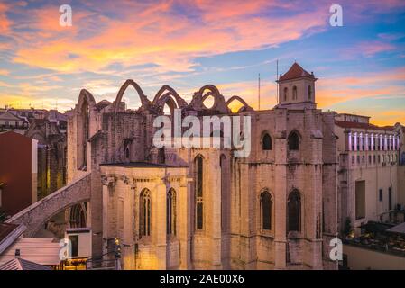 Vista notturna di Lisbona con Convento do Carmo Foto Stock