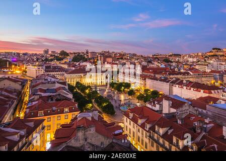 Skyline di Lisbona al tramonto in Portogallo Foto Stock