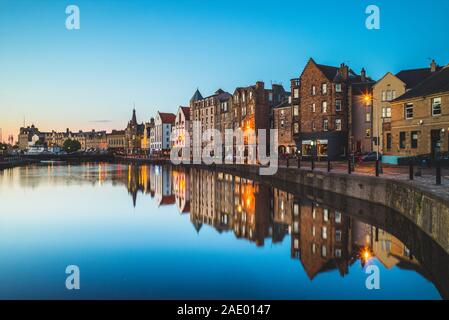 Vista notturna di leith a Edimburgo, Scozia, Regno Unito Foto Stock