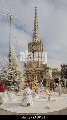 Piccolo mercatino di natale di fronte alla chiesa in Francia Foto Stock